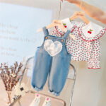 Ensemble bébé “Cerise & Denim” – Élégance fruitée – Image 7