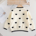 Cardigan Fille Élégant – Cœurs Noirs sur Fond Crème – Image 3