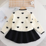 Cardigan Fille Élégant – Cœurs Noirs sur Fond Crème – Image 2
