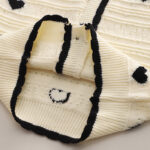 Cardigan Fille Élégant – Cœurs Noirs sur Fond Crème – Image 5
