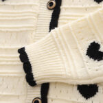 Cardigan Fille Élégant – Cœurs Noirs sur Fond Crème – Image 6