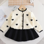 Cardigan Fille Élégant – Cœurs Noirs sur Fond Crème