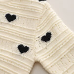 Cardigan Fille Élégant – Cœurs Noirs sur Fond Crème – Image 4